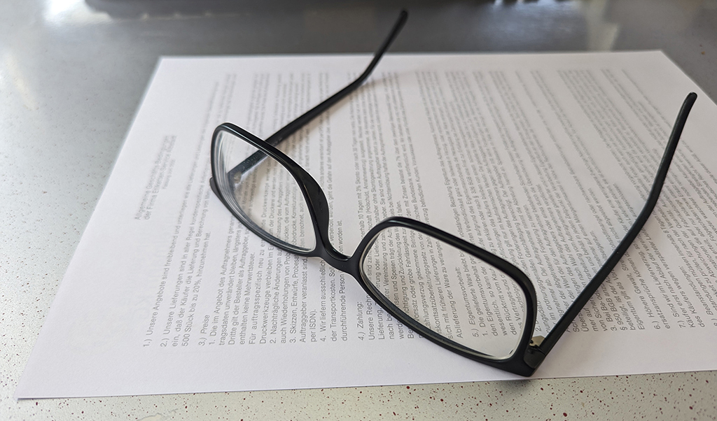 Brille auf Dokument – Symbolbild Datenschutz
